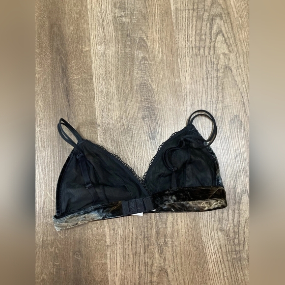 Elegant Black Lace Bralette - Picture 2 of 3